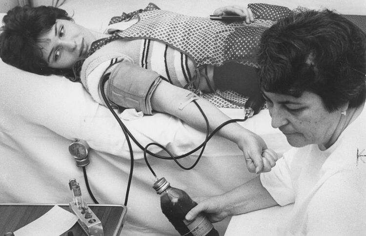 Blutabnahme bei einer Spenderin im VEB Halbleiterwerk Frankfurt/Oder Blutabnahme bei einer Spenderin im VEB Halbleiterwerk Frankfurt/Oder